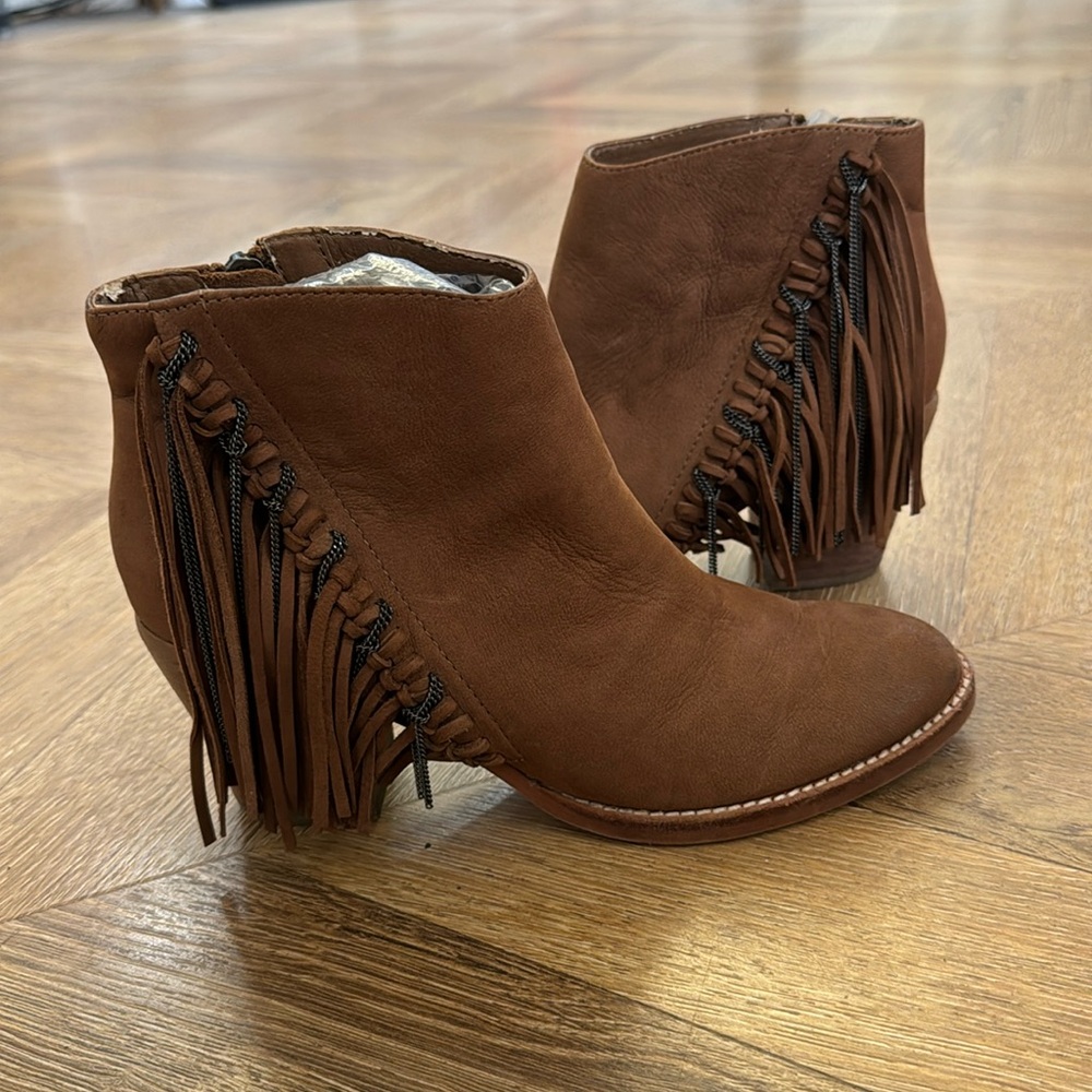 Dolce Vita size 6 ankle fringe booties